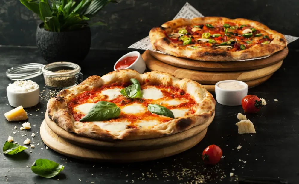 2 Pizzas sur tables